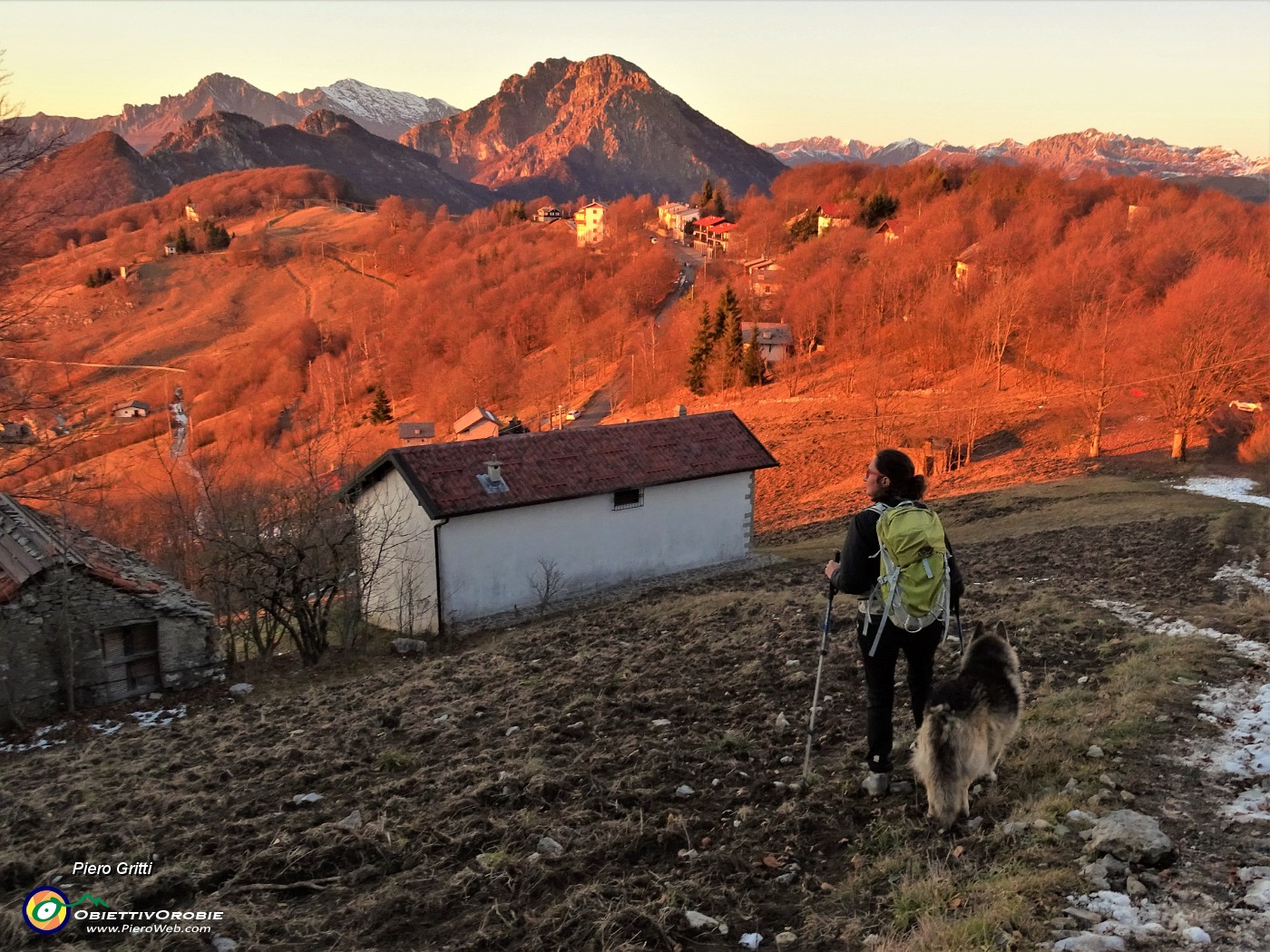 73 Ci abbassiamo verso la Forcella Alta colorata di rosso-tramonto.JPG